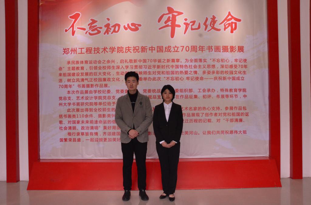 MK体育志愿服务讲解员合影