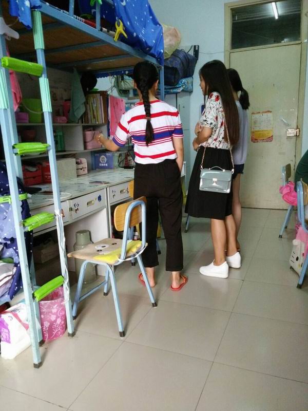 参观女生标兵宿舍