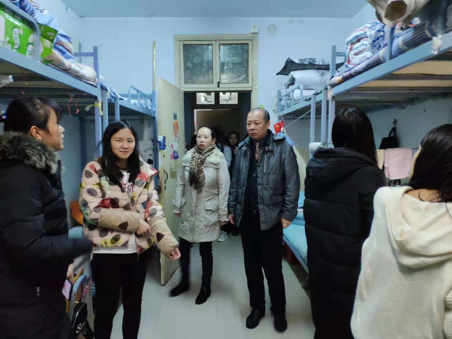 公司党总支书记刘晓安、副书记韦菲检查员工寝室