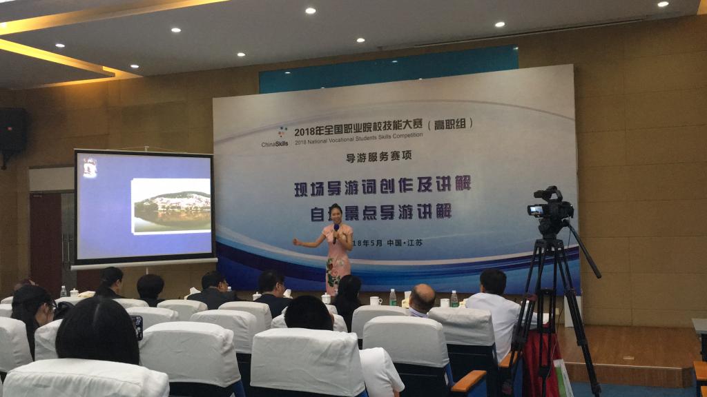 公司参赛选手陈丹萍在导游讲解比赛中