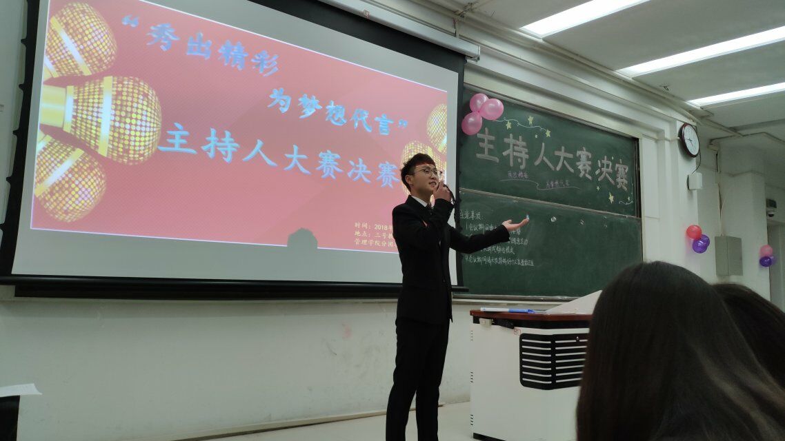 参赛选手进行展示