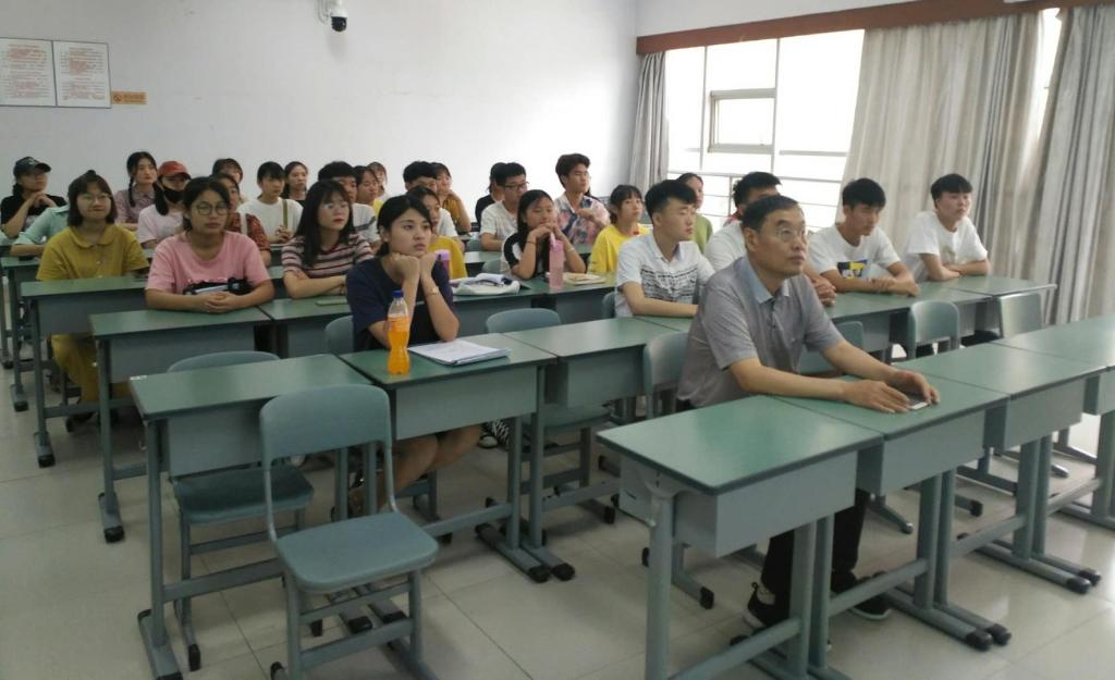 副董事长孙龙国和同学们一起听诚信考试宣讲