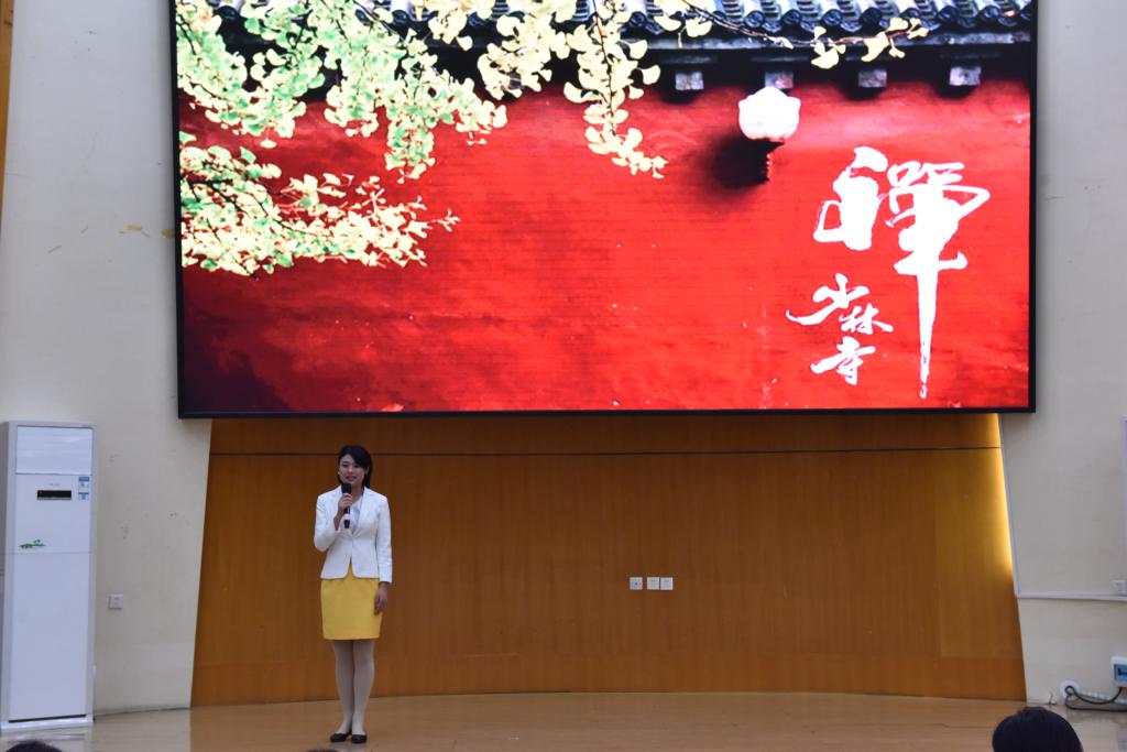 参赛选手沈梦雨在导游讲解比赛中