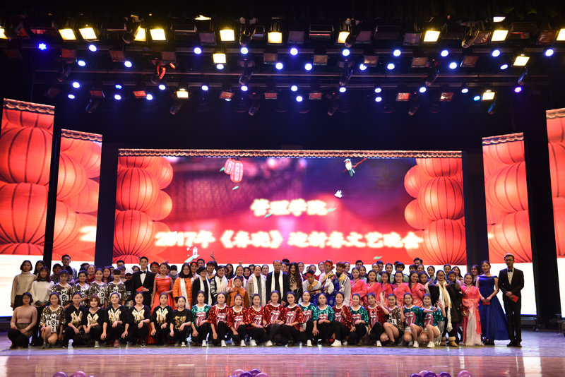 公司领导和老师与演职人员合影