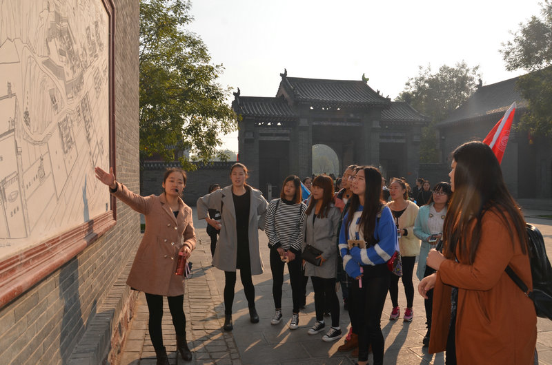 实习员工认真听景区讲解员讲解
