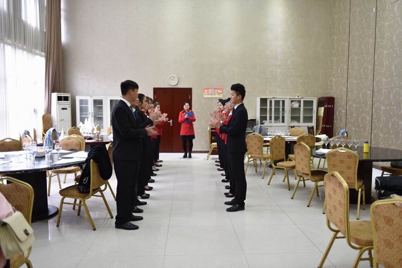 MK体育丁明华老师《餐饮服务技能》课比赛中
