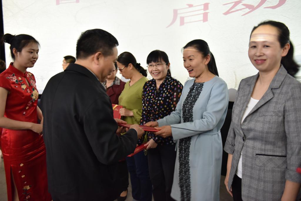 副董事长甘勇为导师颁发聘任证书