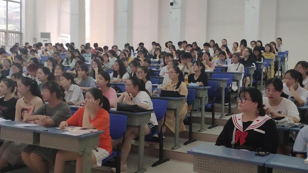 参加讲座的员工认真听讲