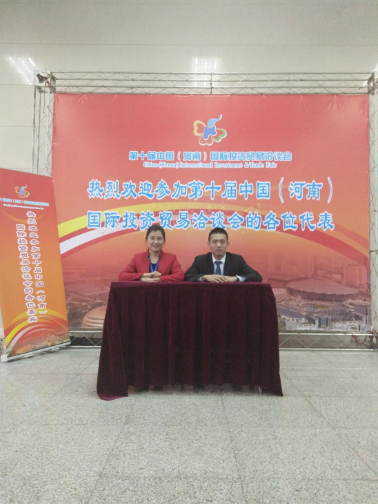 公司参加洽谈会的志愿者在工作中