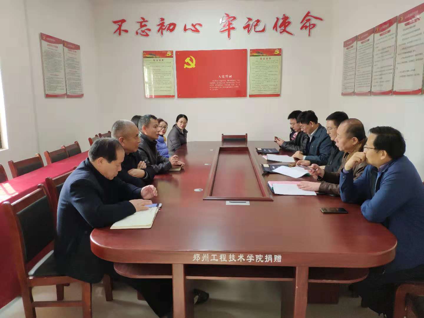 听取驻村第一书记胡志学的汇报