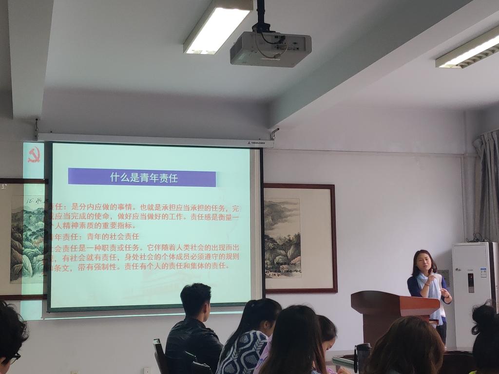 MK体育员工支部书记张彩虹为入党积极分子上党课