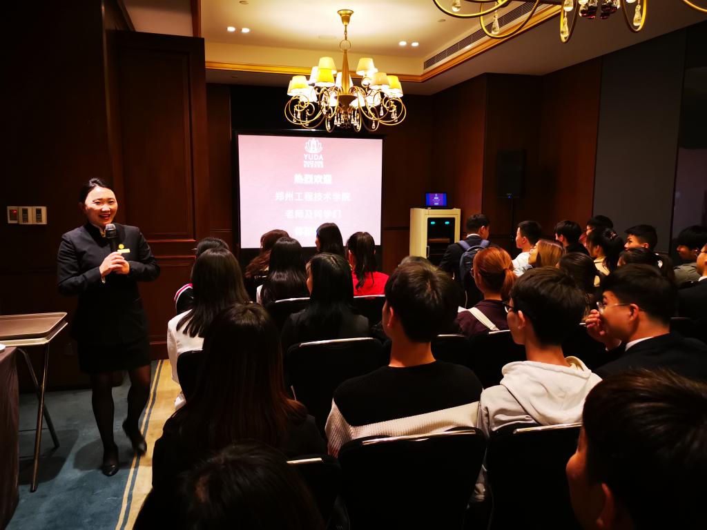 酒店培训总监陈卓女士与员工亲切会谈